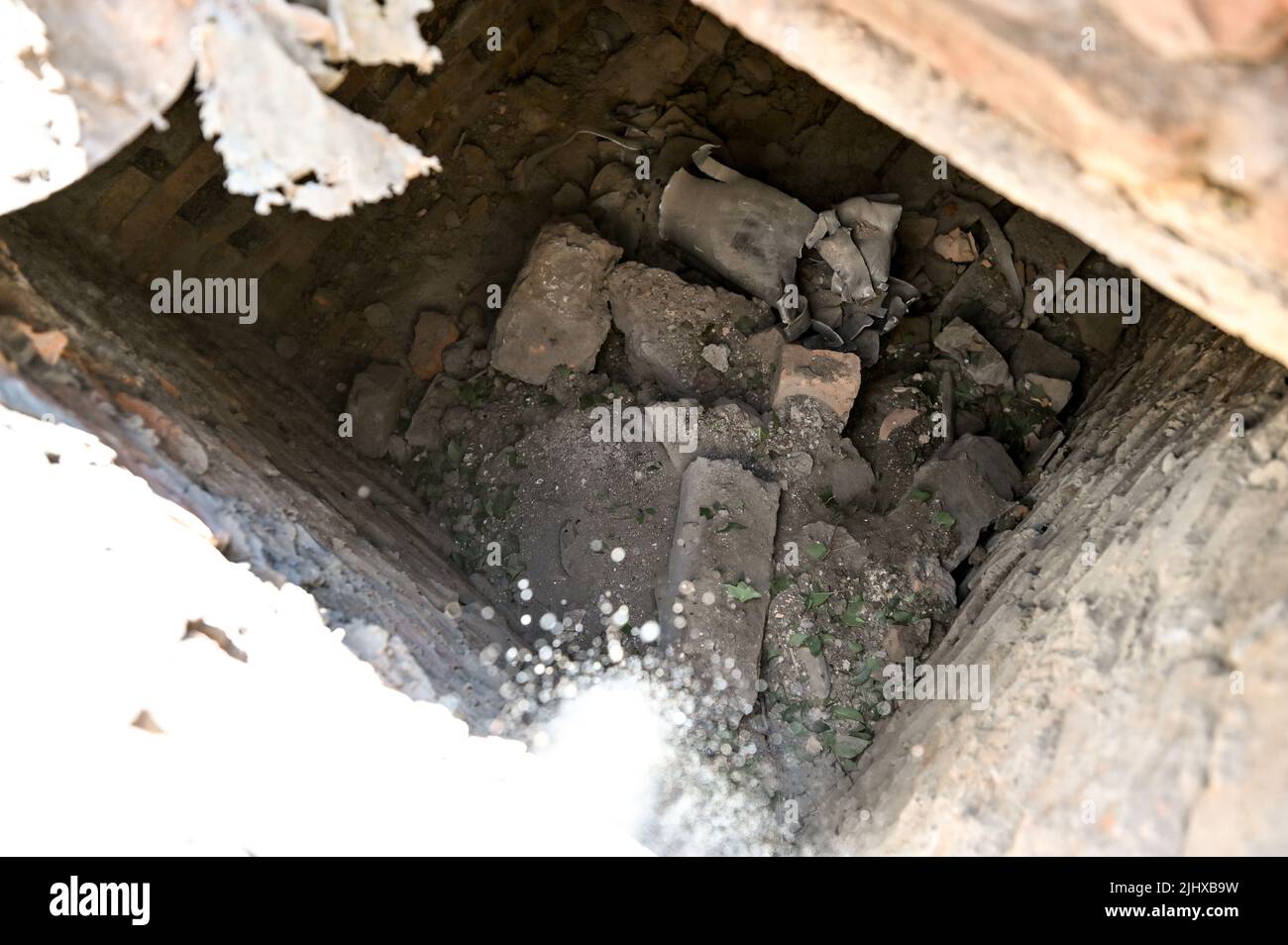 NIKOPOL, UKRAINE - 20. JULI 2022 - Schutt ist in einem zerstörten Haus abgebildet, in dem ein 70-jähriger Mann und eine 65-jährige Frau an den Folgen eines russischen Todes starben Stockfoto