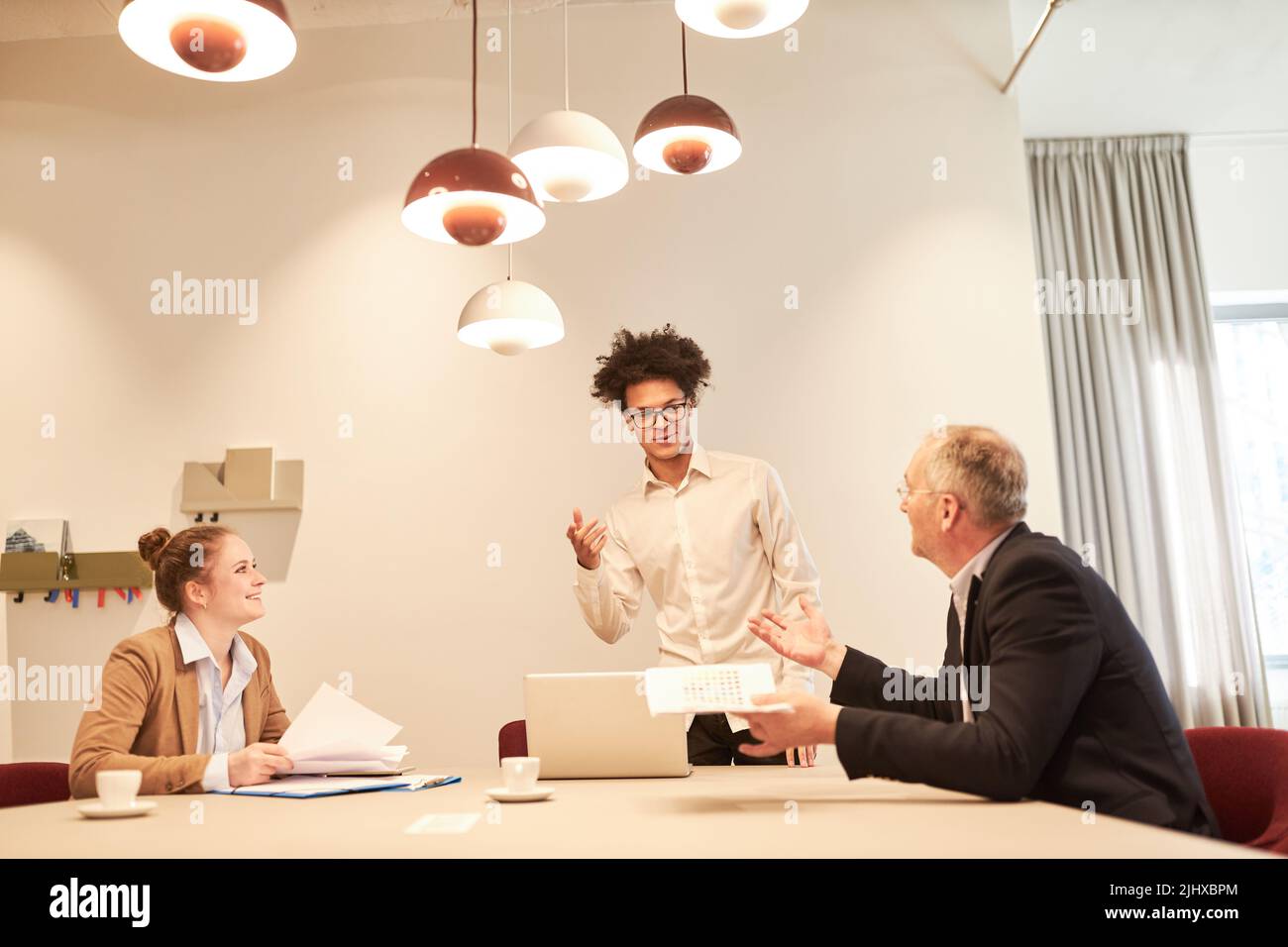 Gründer und Berater des Start-up-Teams diskutieren in einem Business Meeting über die Strategieplanung Stockfoto