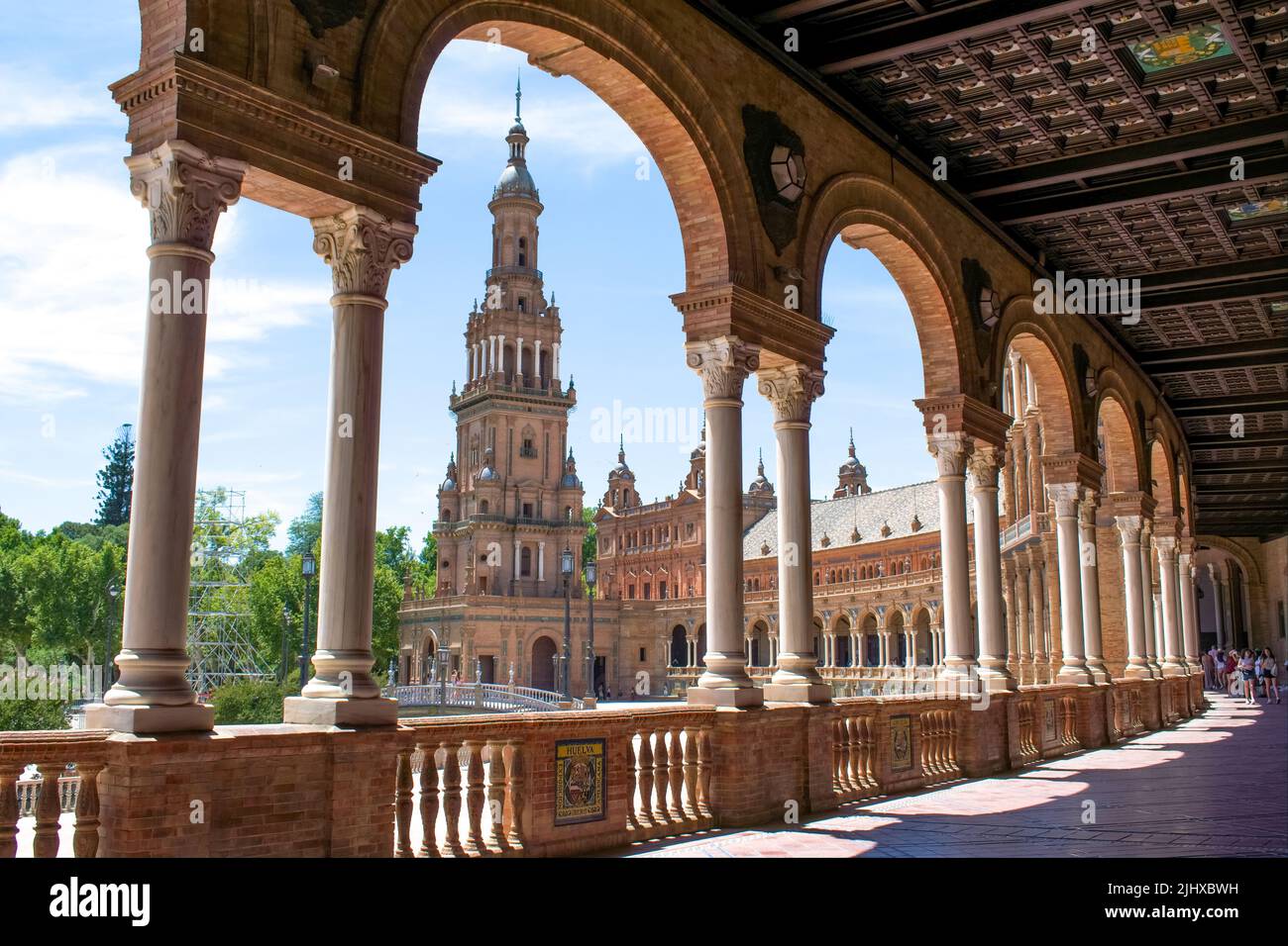 Wunderschöne, reich verzierte Bögen mit Blick auf den Torre Norte, die Kathedrale von Sevilla an einem sonnigen Tag. Gute Komposition und farbenfrohes Licht. Sevilla, National Geog Stockfoto