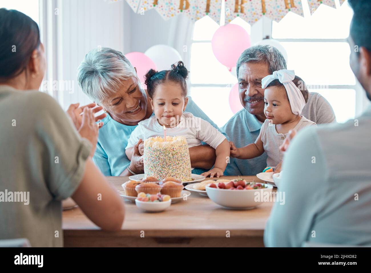 Zählen Sie bis zu drei. Eine Familie, die zu Hause einen Geburtstag feiert. Stockfoto