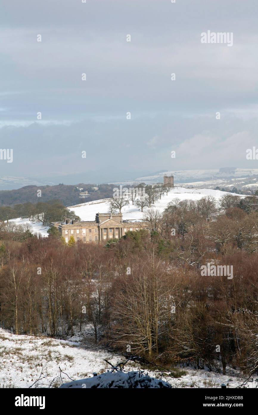Lyme Hall und der Cage Lyme Park an einem Wintertag von Knightslow Wood Cheshire England aus gesehen Stockfoto
