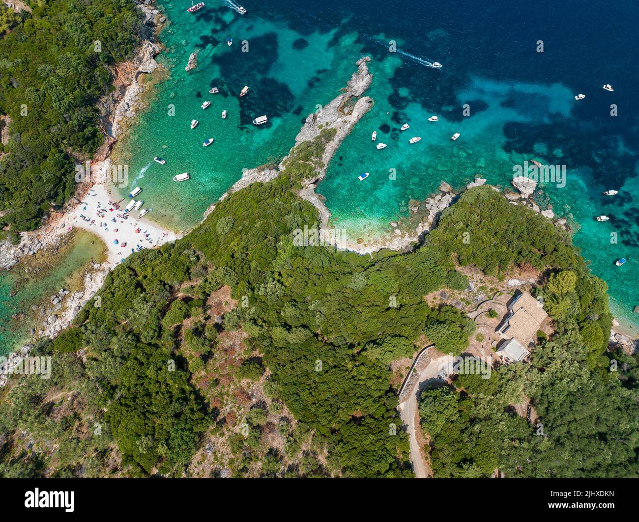 Luftaufnahme des Limni Beach Glyko, auf der Insel Korfu. Griechenland. Wo die beiden Strände mit dem Festland verbunden sind und eine wunderbare Landschaft bieten Stockfoto