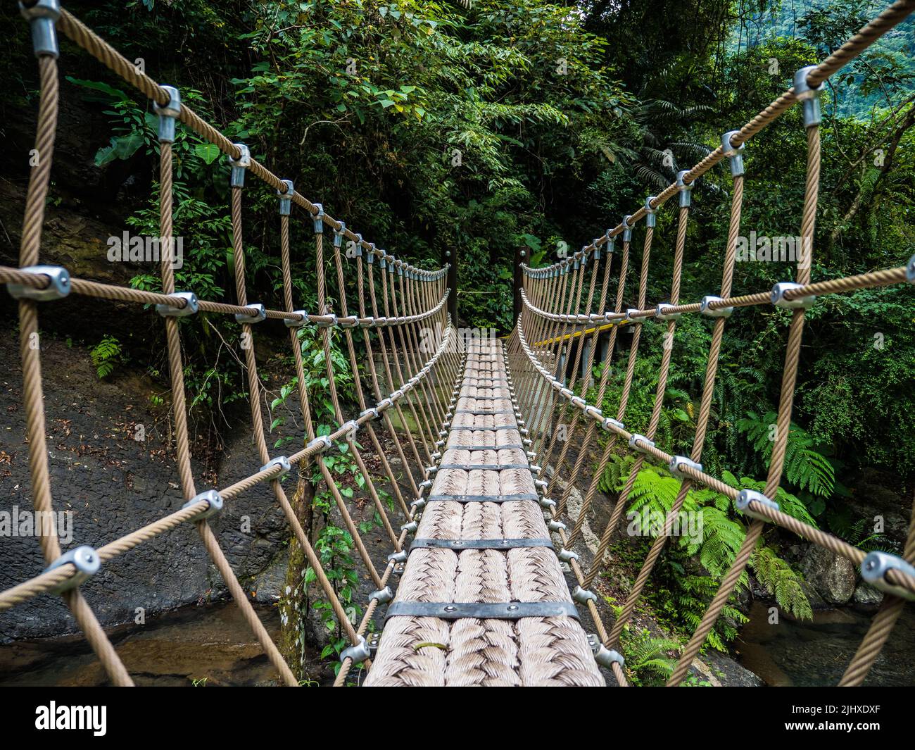 Kleine Hängebrücke über den Bach in Wulai, Taiwan Stockfoto