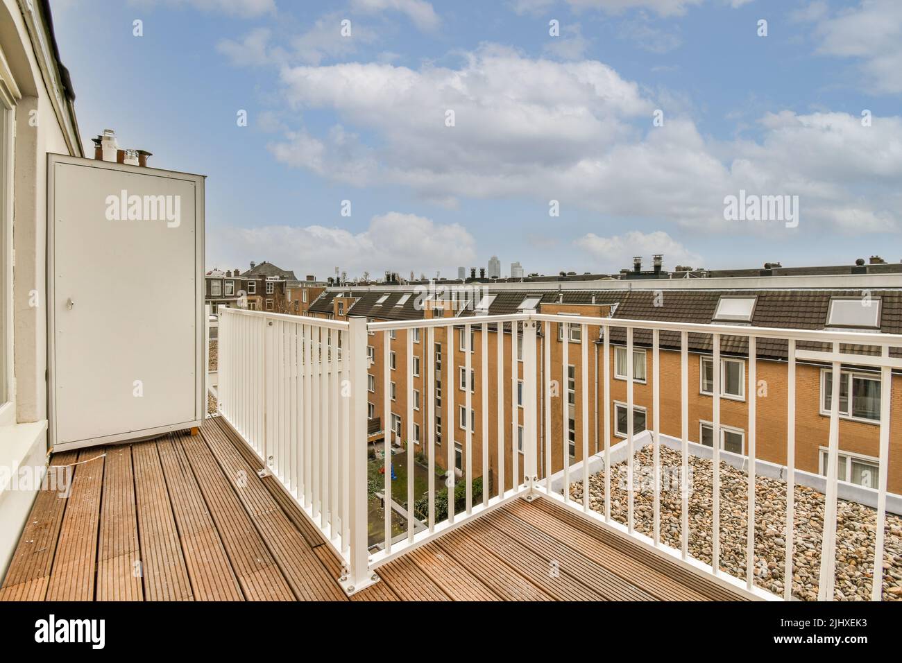 Kleiner gemauerter Balkon mit Metallgeländer und Tür Stockfoto