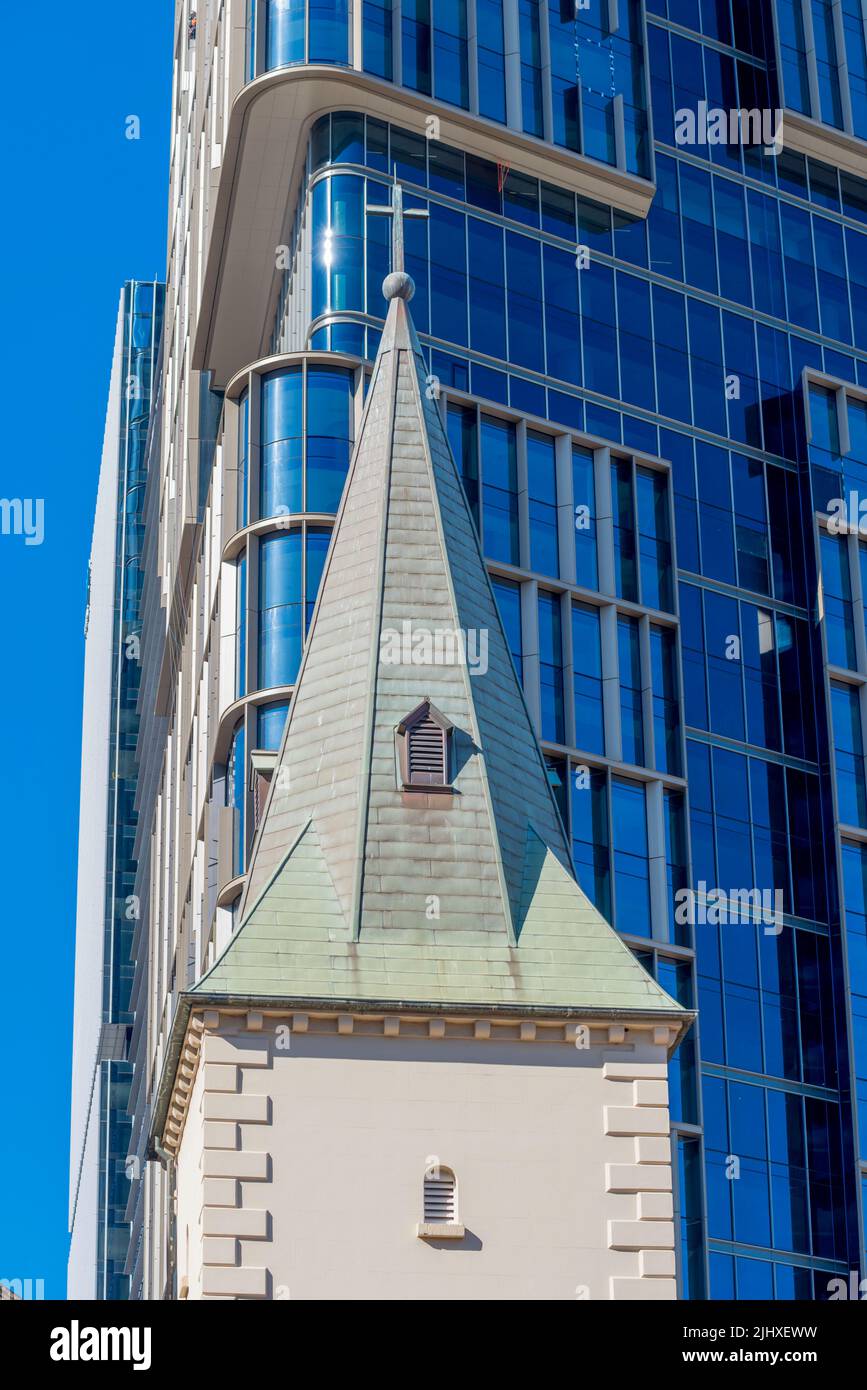 Die Spitze der 1803 St. Johns Anglican Cathedral steht im Kontrast zum neuen 55-stöckigen, 230m hohen, 6-8 m hohen Parramatta Square-Gebäude in Parramatta, Sydney Stockfoto