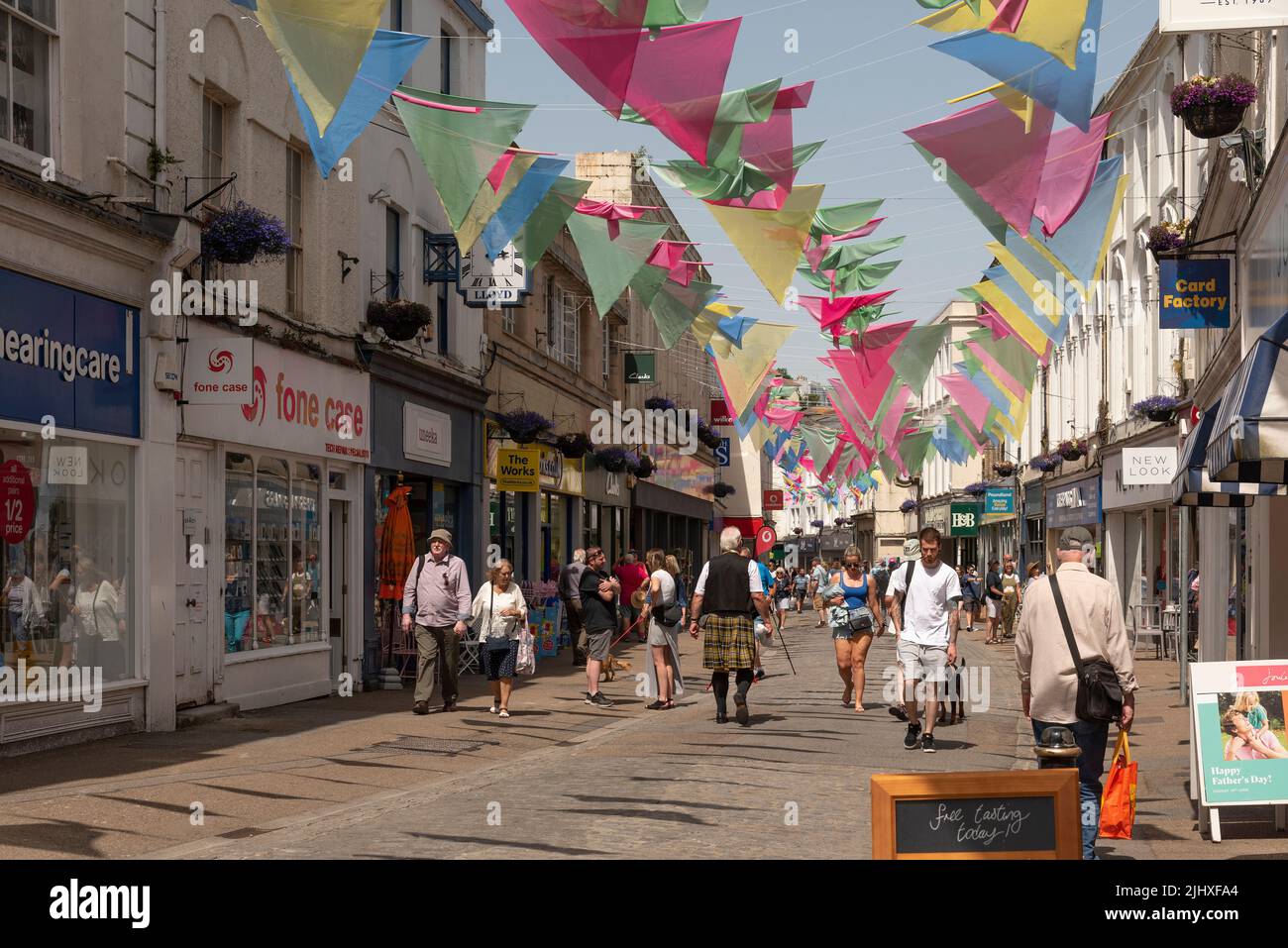 Falmouth, Cornwall, England, Großbritannien. 2022. Falmouth Einkaufsviertel mit bunten Fahnen für die Weihnachtszeit geschmückt. Stockfoto