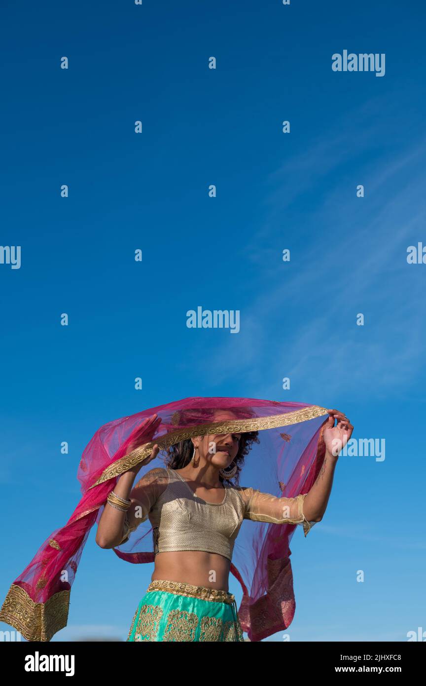 Frau aus tiefem Winkel mit klarer Skyline Stockfoto