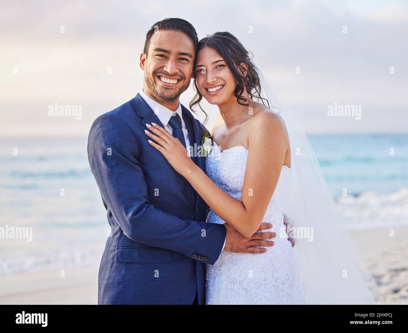 Es ist unser großer Tag heute. Ein junges Paar am Strand an ihrem Hochzeitstag. Stockfoto