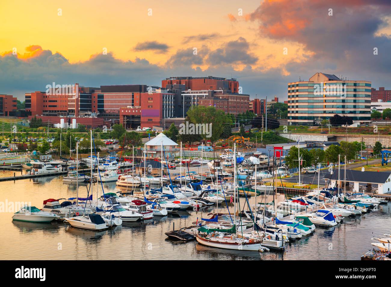 Erie, Pennsylvania, USA in der Innenstadt an der Bucht in der Abenddämmerung. Stockfoto