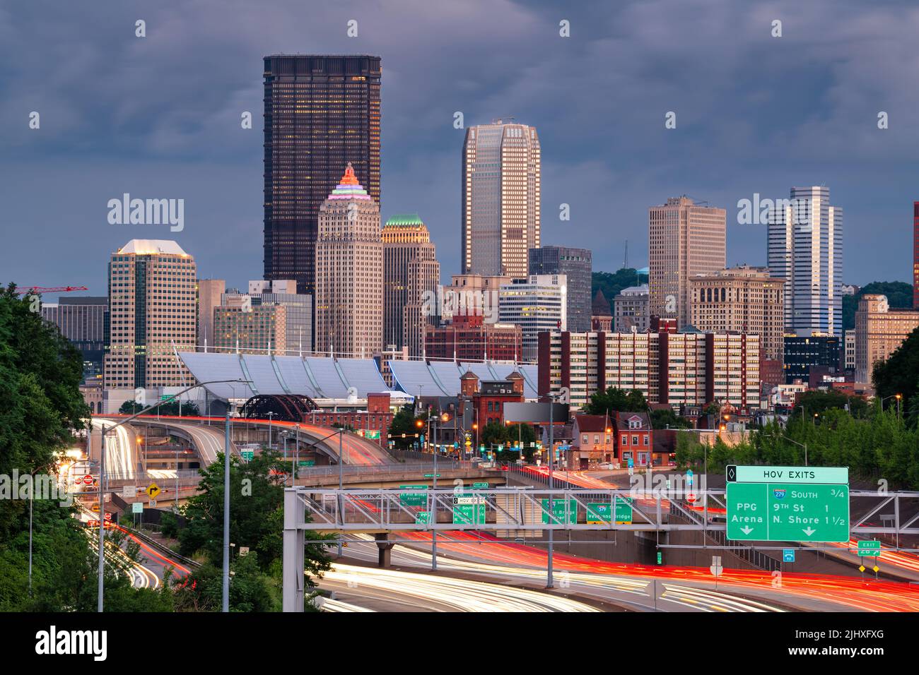 Pittsburgh, Pennsylvania, USA Skyline der Innenstadt mit Blick auf Autobahnen in der Abenddämmerung. Stockfoto
