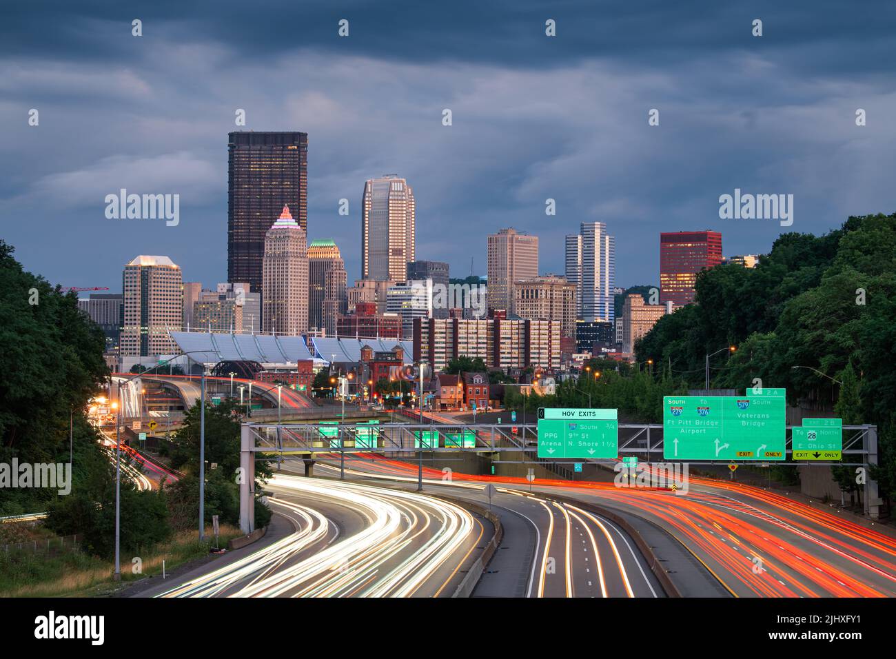 Pittsburgh, Pennsylvania, USA Skyline der Innenstadt mit Blick auf Autobahnen in der Abenddämmerung. Stockfoto