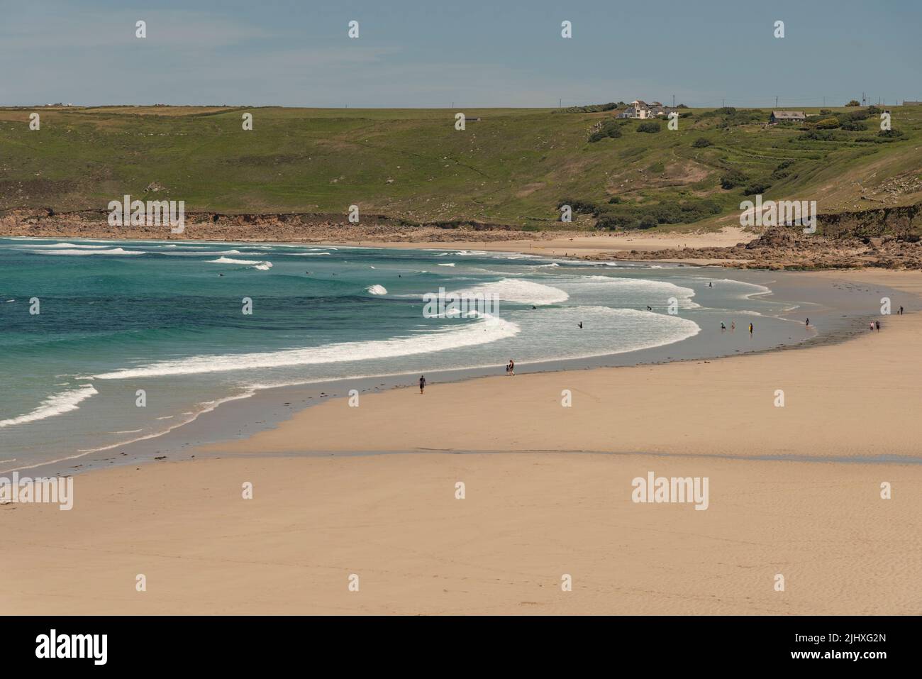 Sennen Cove, Cornwall, England, Großbritannien. 2022. Sandstrand in Sennen Cove in der Nähe von St Ives, Cornwall. Ein beliebter Ferienort. Stockfoto