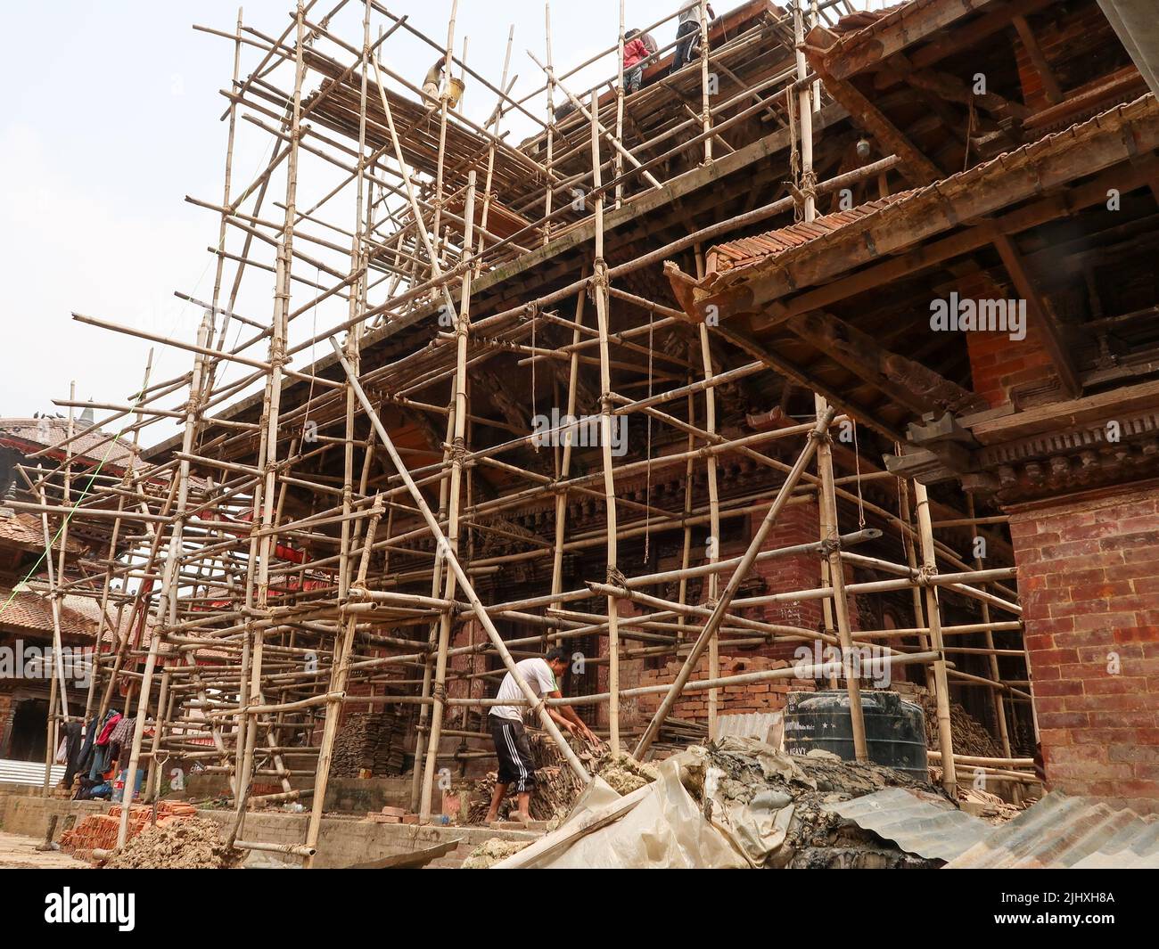 KATHMANDU, NEPAL - CA. APRIL 2016- der alte Königspalast wird nach dem Erdbeben im April 2015 auf dem Durbar-Platz in der Innenstadt von Katmand umgebaut Stockfoto