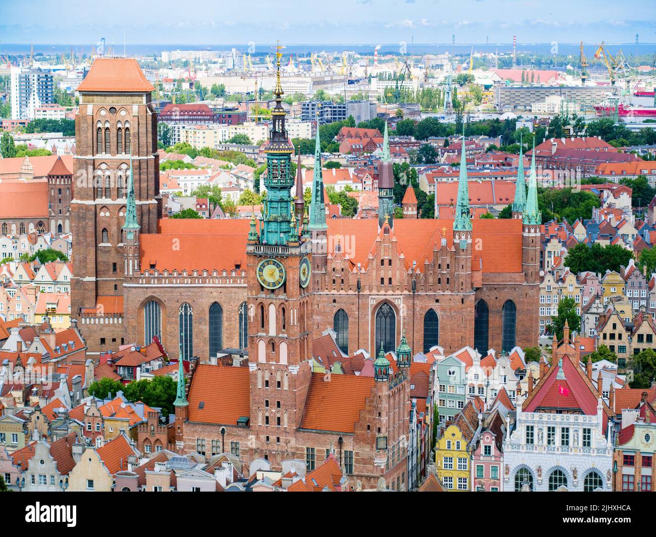 Touristisches Ziel von Danzig, Rathaus und St. Mary's Basilica, Luftlandschaft Stockfoto