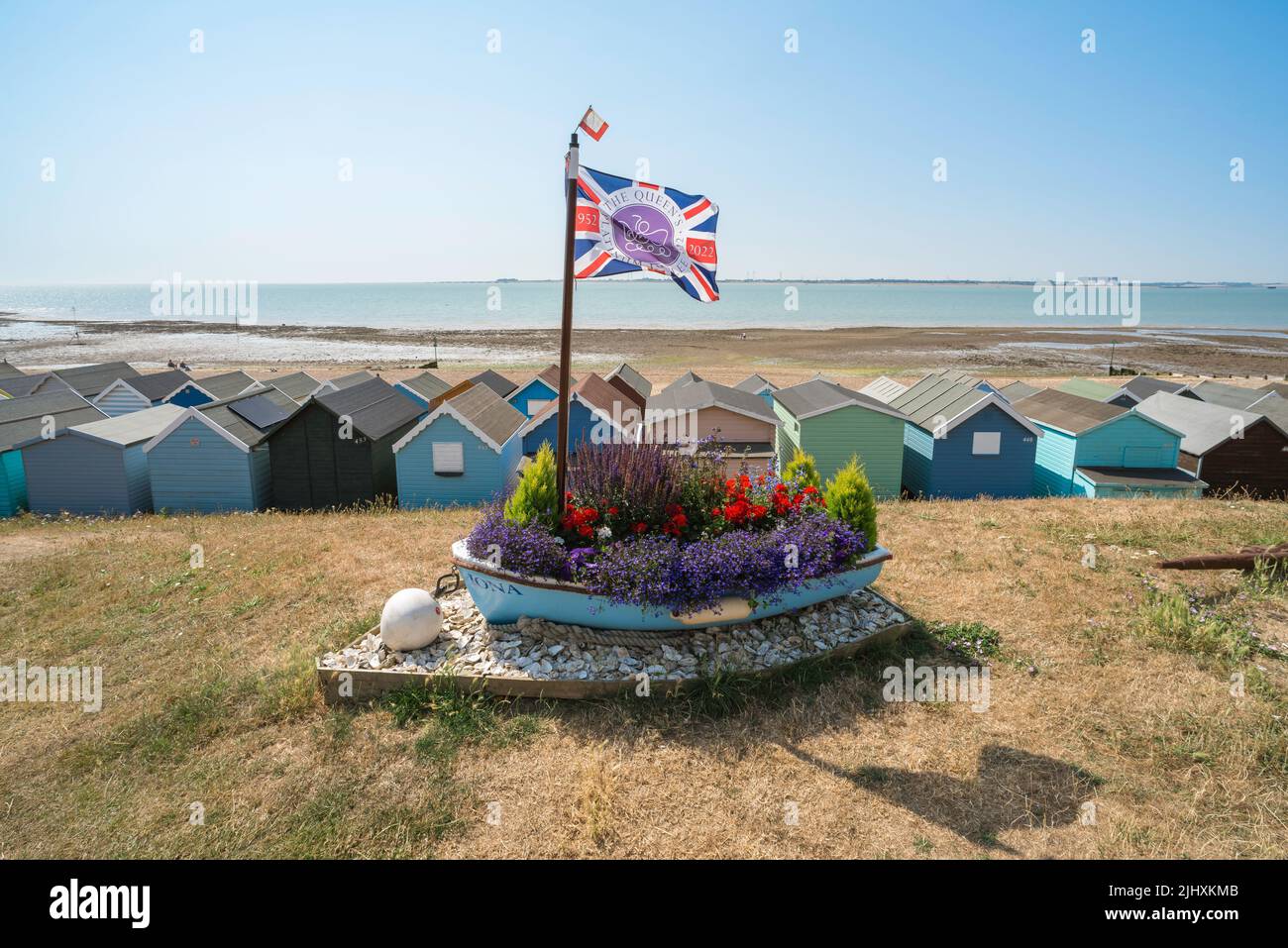 Britische Kultur Leben England, Blick im Sommer auf eine nautische Blumendarstellung zum Gedenken an das Platin-Jubiläum der Königin, West Mersea Beach, Essex, England, Großbritannien Stockfoto