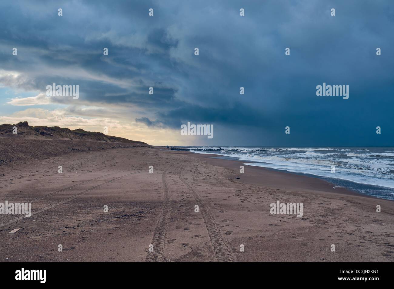 Dunkler Himmel an der Nordsee in Dänemark. Hochwertige Fotos Stockfoto