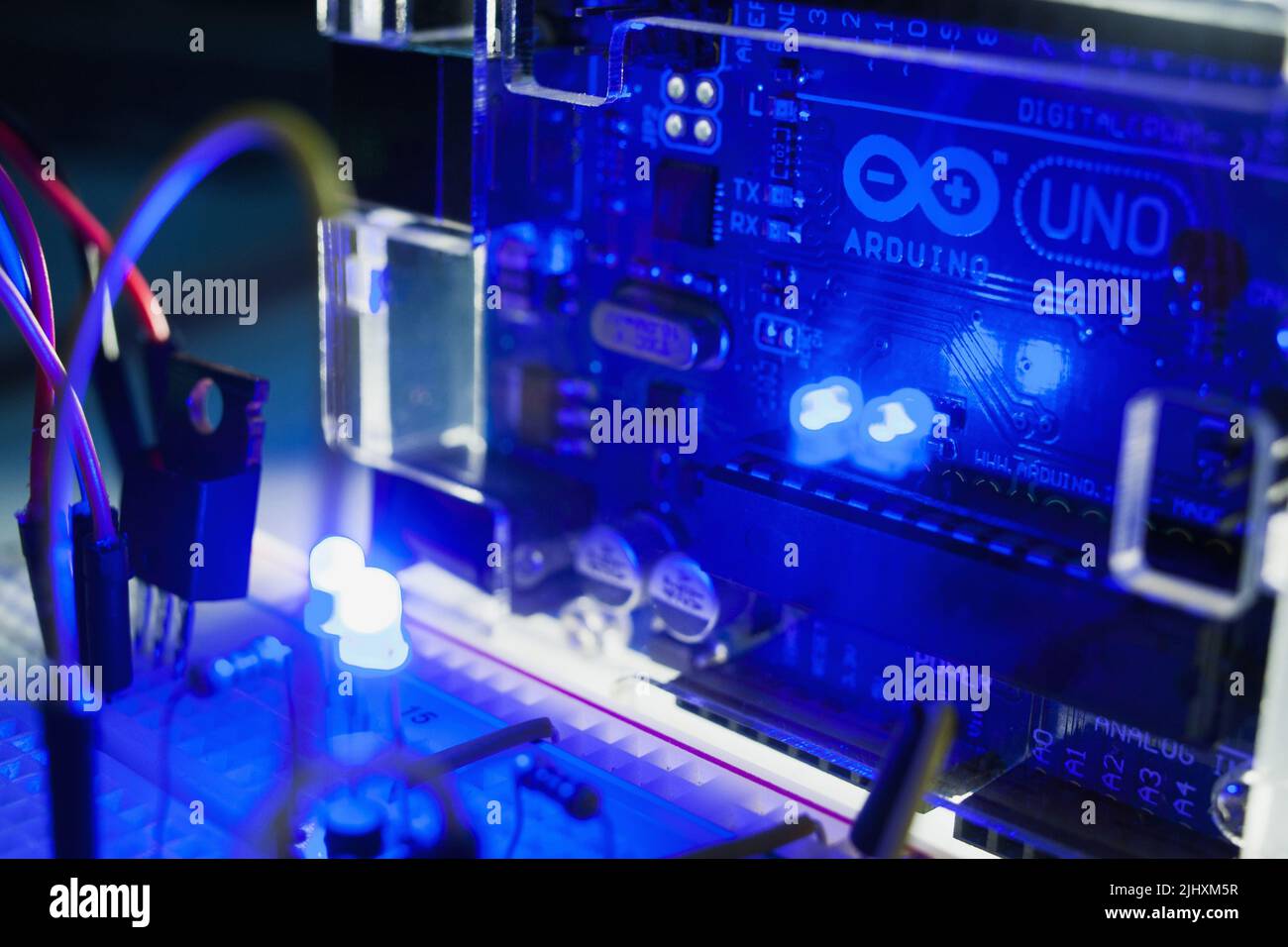 Intelligenter Mikrocontroller arduino uno modernes Konzept. Stockfoto