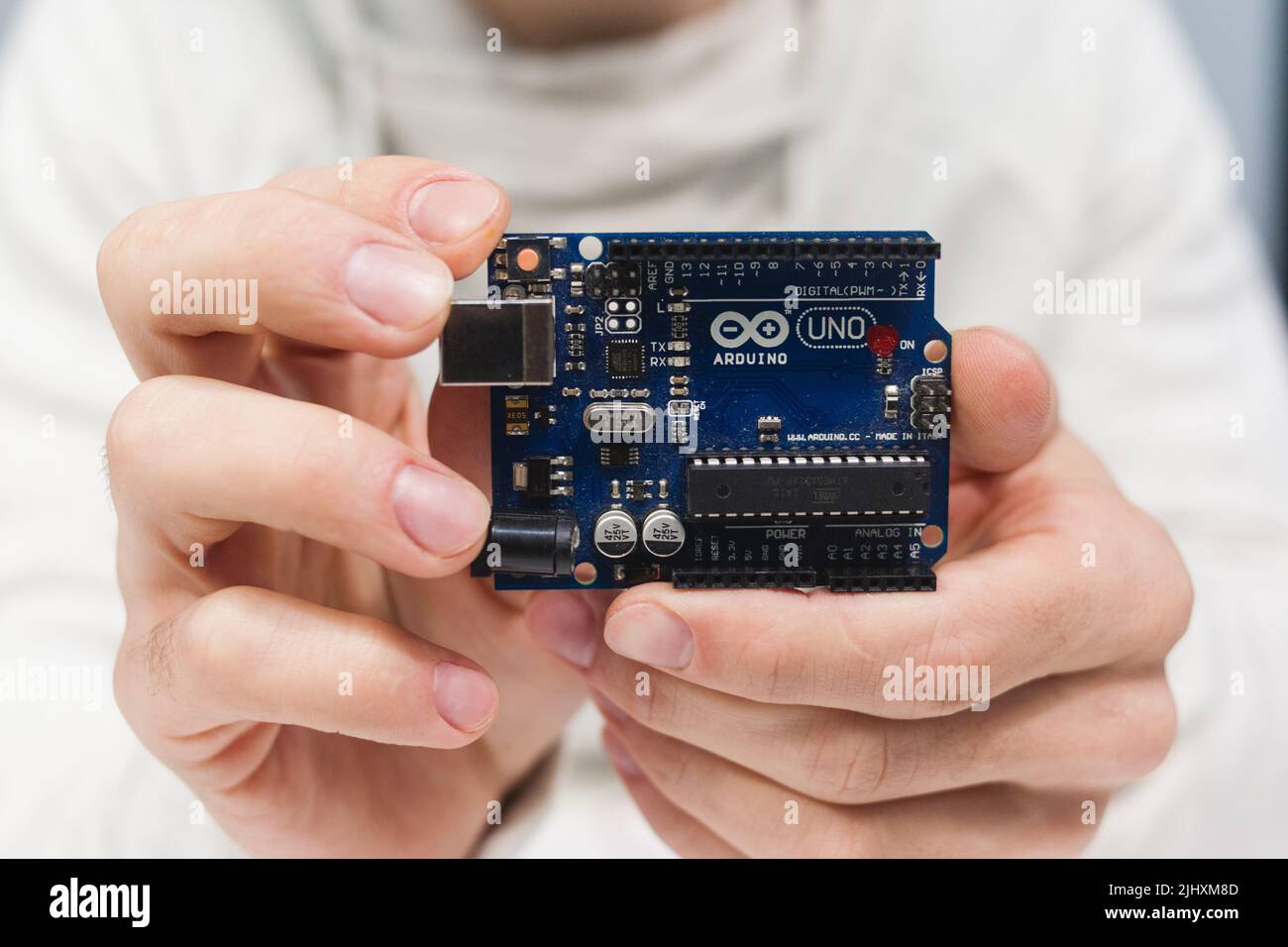Intelligenter Mikrocontroller arduino uno modernes Konzept. Stockfoto
