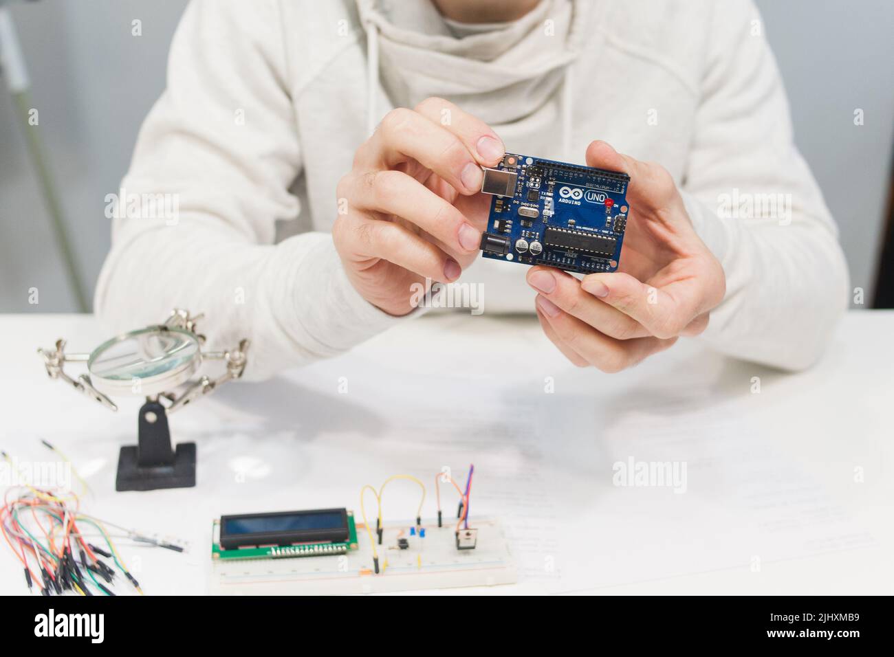 Intelligenter Mikrocontroller arduino uno modernes Konzept. Stockfoto