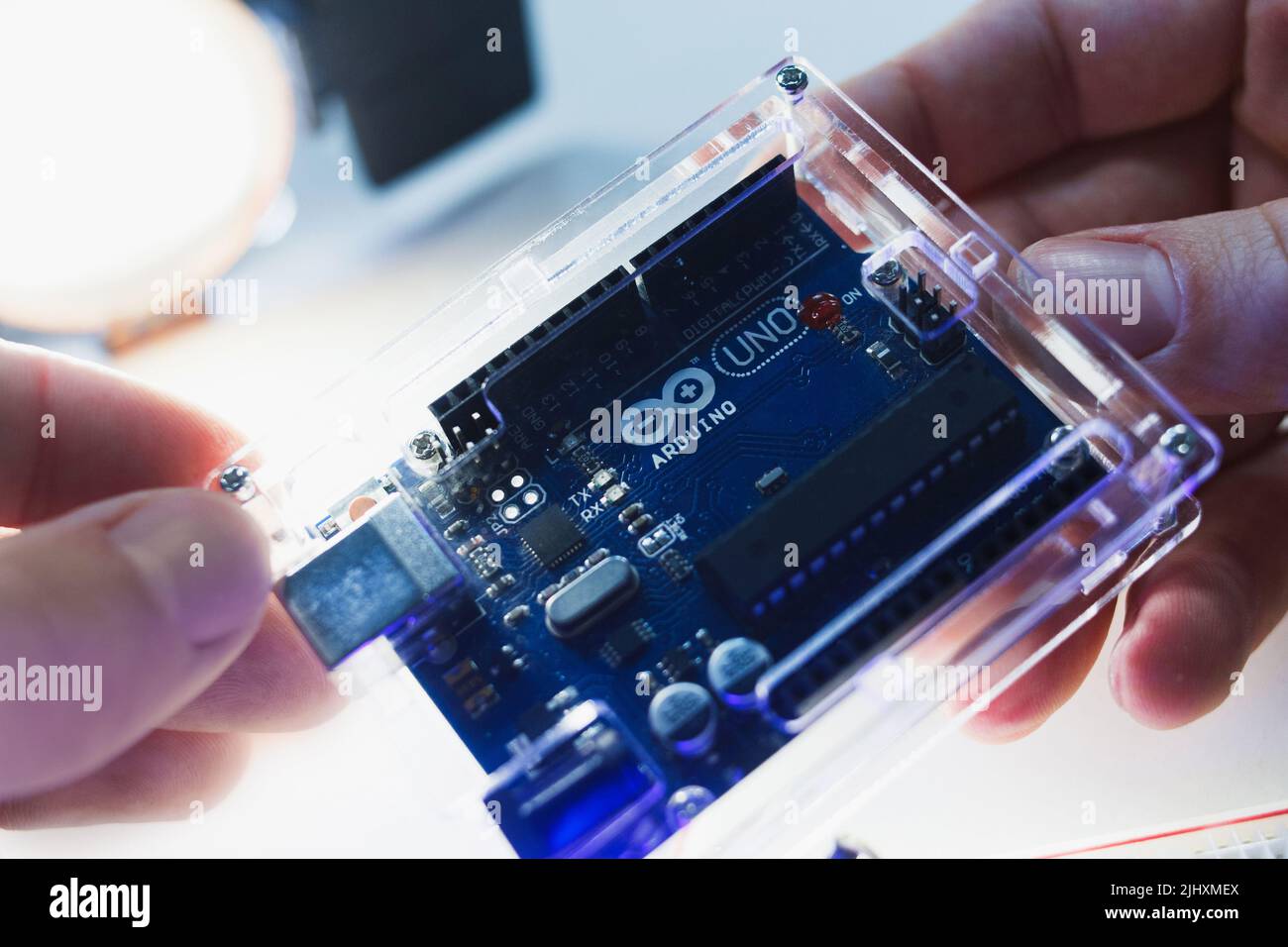 Intelligenter Mikrocontroller arduino uno modernes Konzept. Stockfoto