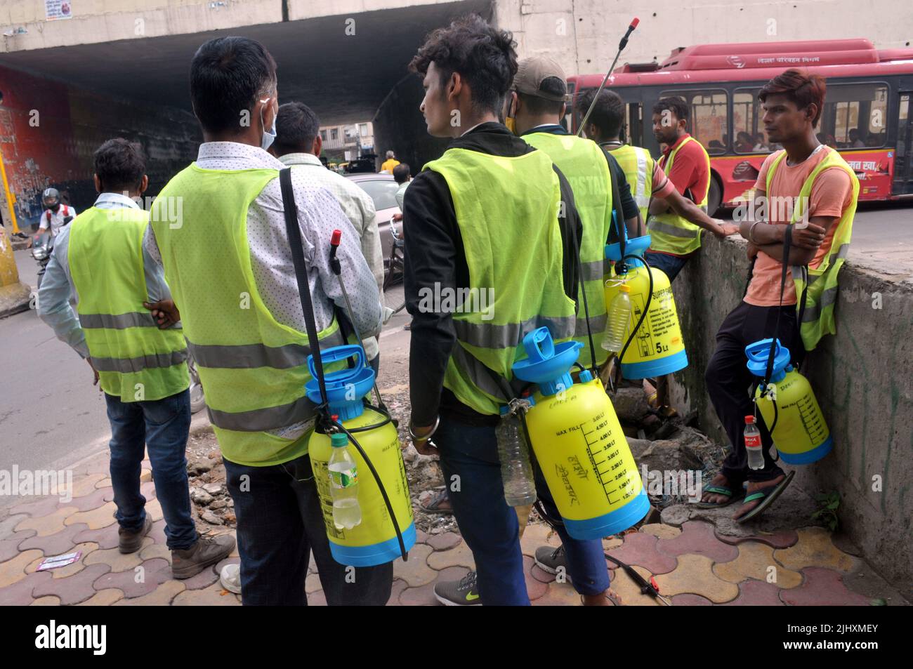 Ost-Delhi, Ost-Delhi, Indien. 21.. Juli 2022. Bereit für Sparay. Super Garten Druck Sprühgerät Tank um die Menschen von den zunehmenden Fällen von Korona und Krankheiten durch Mücken aufgrund übermäßiger Hitze und Feuchtigkeit verursacht zu retten, die Organisation von delhi NGO, für das Sprühen Desinfektionsmittel an Tür zu Tür, versammelten sich die Arbeiter in Vorbereitung für das Sprühen, In Ost-Delhi, Indien, am Donnerstag (Bildquelle: © Ravi Batra/ZUMA Press Wire) Bildquelle: ZUMA Press, Inc./Alamy Live News Stockfoto