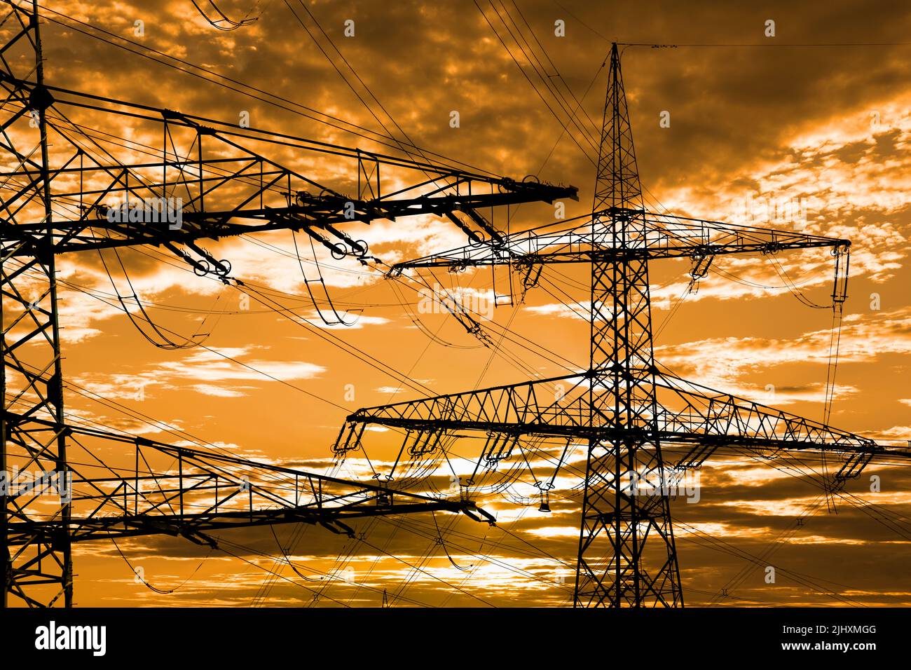 Viele Strommasten und Stromleitungen vor Himmel Stockfoto