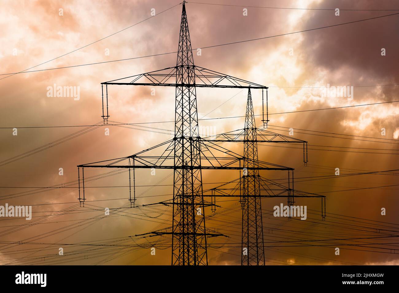 Viele Strommasten und Stromleitungen vor Himmel Stockfoto