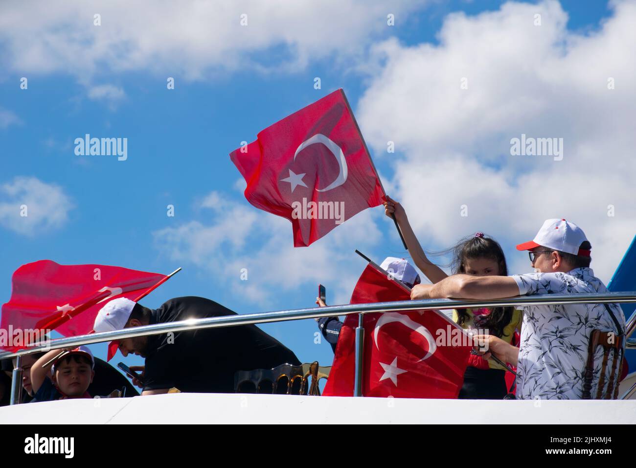Türkei Juli 2022 Kleines Mädchen, das auf einem Schiff die türkische Flagge schwenkt. Junge