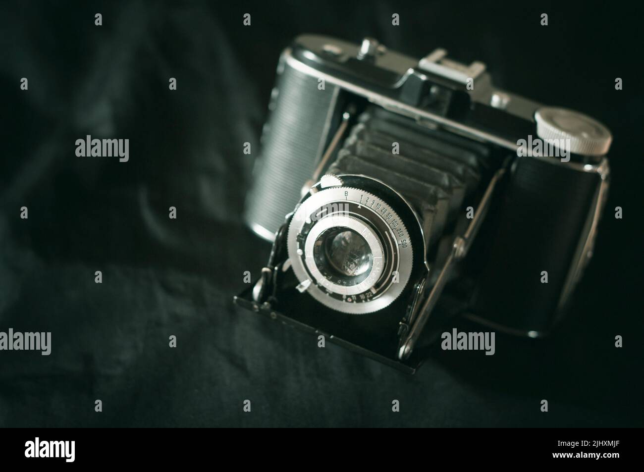 Klassische analoge Mittelformat-Filmkamera Nahaufnahme. Vintage-Filmkamera mit Faltenbalg. Stockfoto