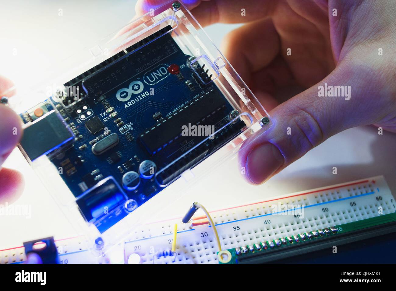 Intelligenter Mikrocontroller arduino uno modernes Konzept. Stockfoto