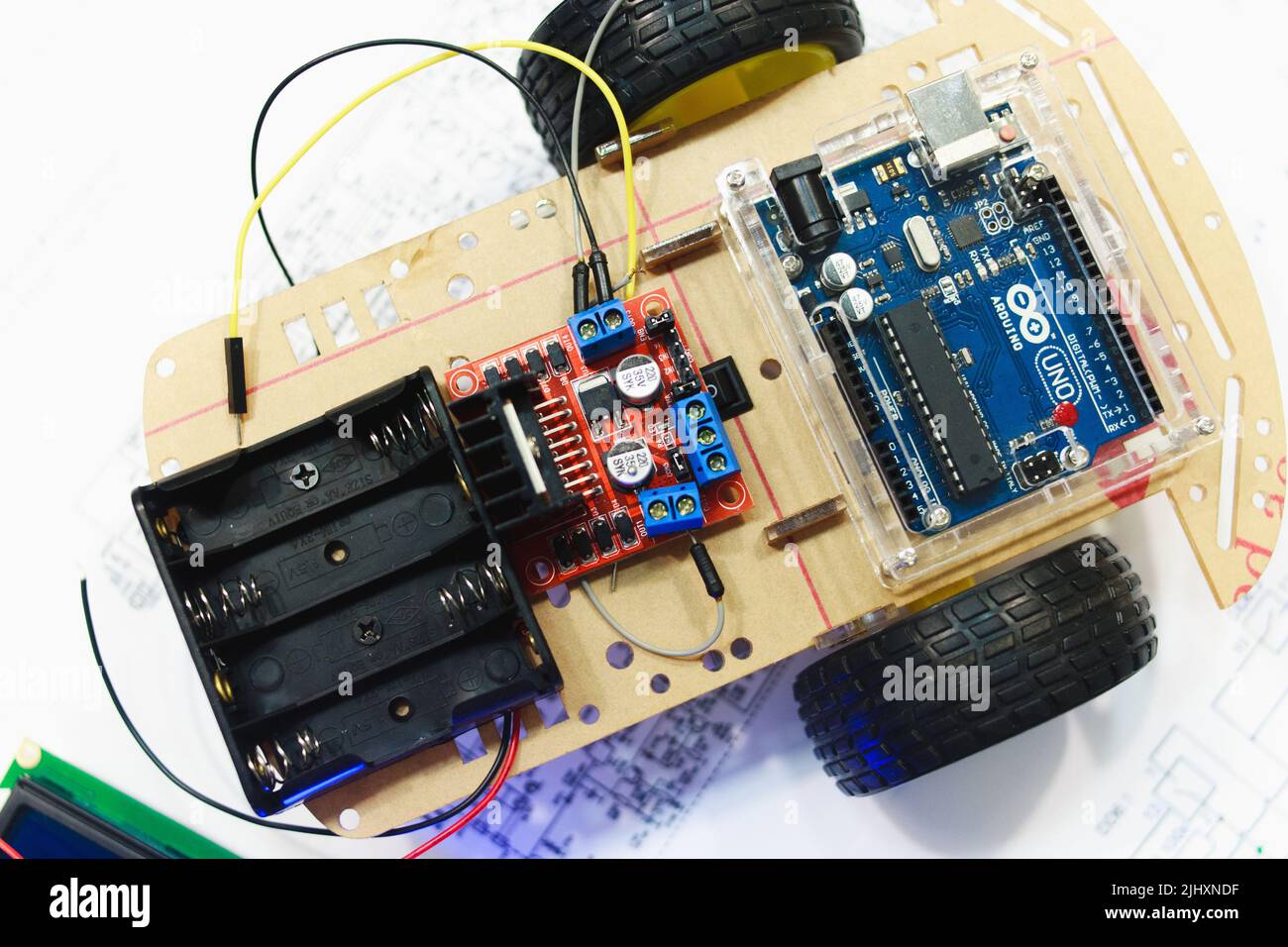 Robotererstellung mit arduino uno Mikrocontroller Stockfoto