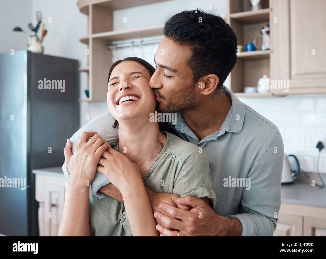 Ich schätze diese Liebe mit meiner Liebe. Ein junges Paar verbringt Zeit zusammen zu Hause. Stockfoto