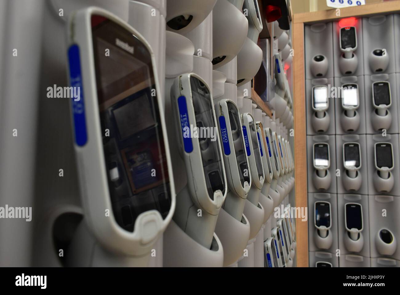 Tesco Extra Supermarket Self Service Scan Beim Einkaufen Von Handscannern Stockfoto