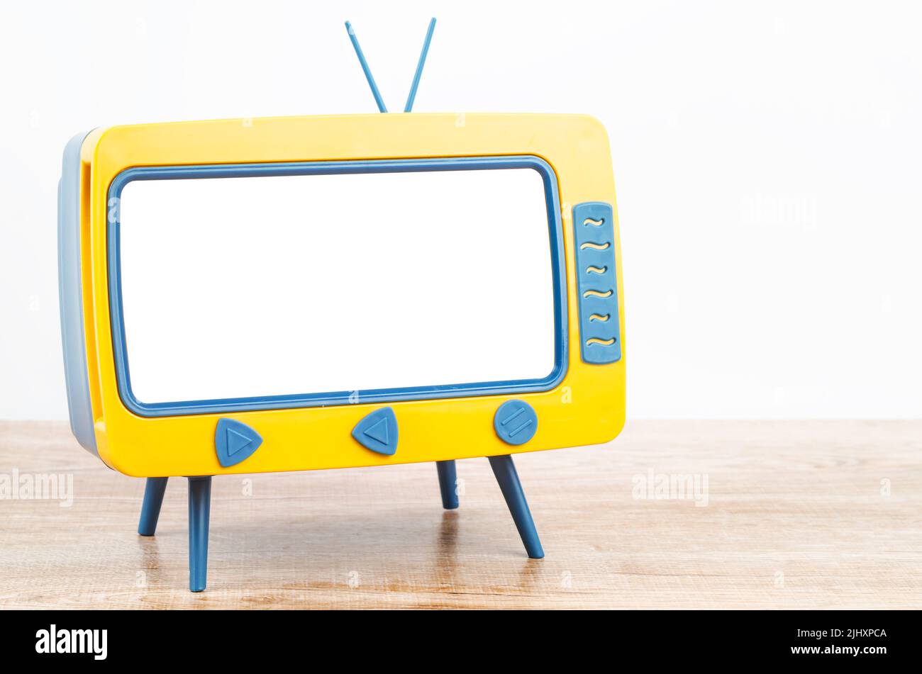 Vintage Miniatur-Spielzeug-Fernseher auf Holztisch. Stockfoto