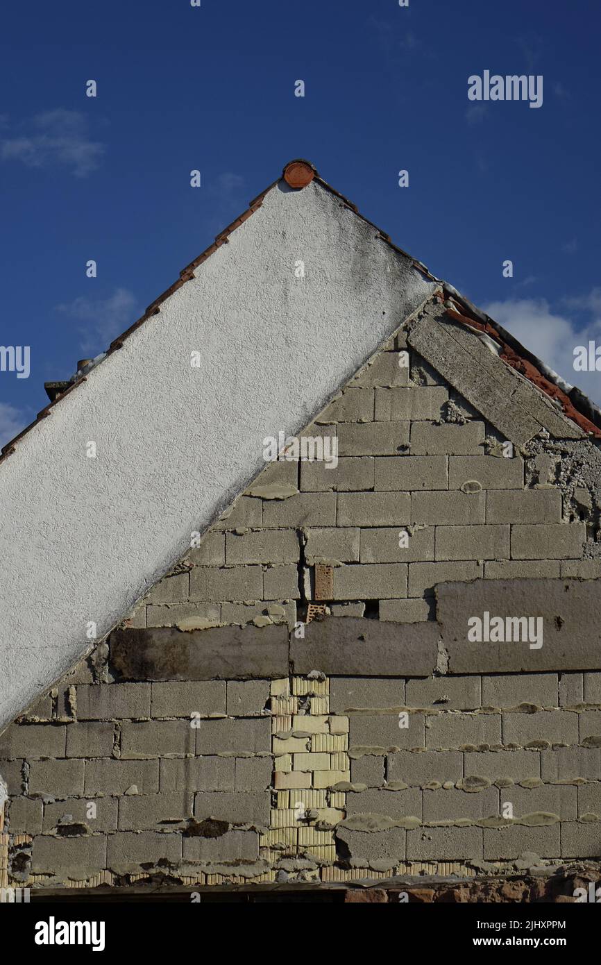 Ein steiniges Dreieckdach im Hintergrund des blauen Himmels in Rheinland-Pfalz Stockfoto
