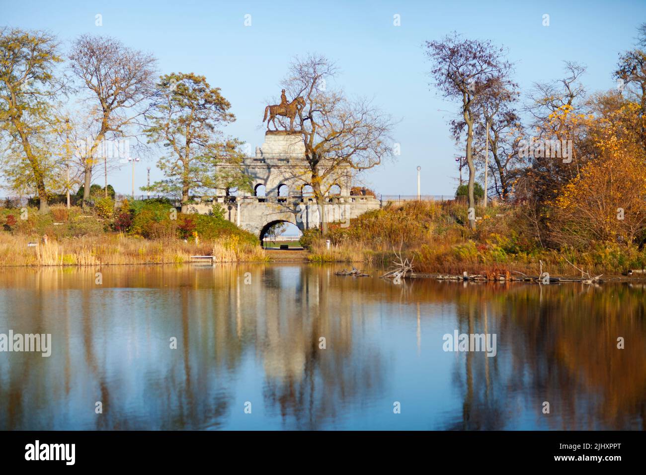 Skyline und Teich in der Innenstadt von Chicago in der Nähe des Lincoln Park im Herbst. Stockfoto