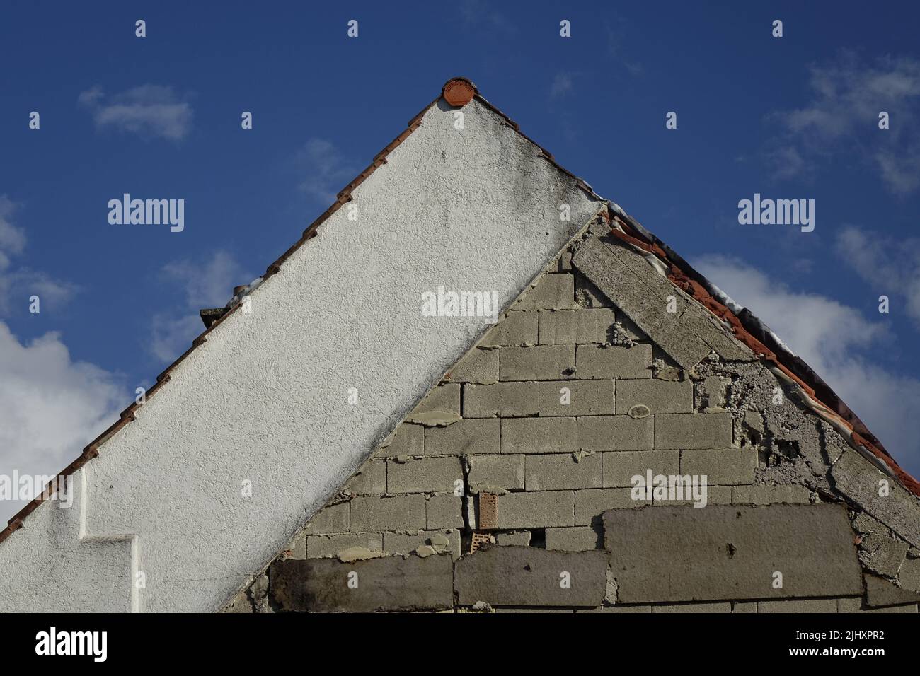 Ein steiniges Dreieckdach im Hintergrund des blauen Himmels in Rheinland-Pfalz Stockfoto