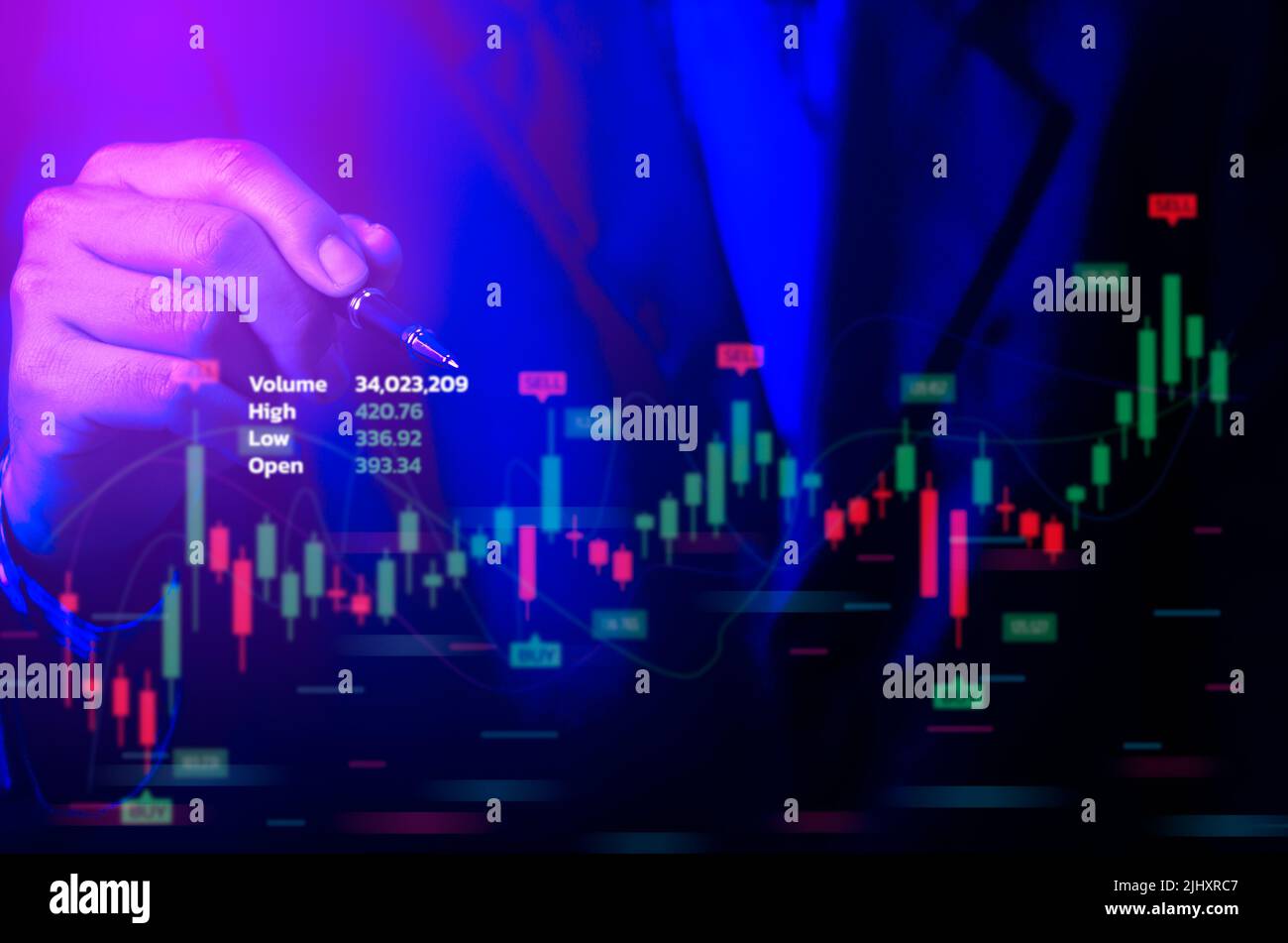 Der Mann zeigt mit der Hand auf die Grafik der Börsenstatistiken und der Geschäftsdiagramme der digitalen Metaverse-Technologie mit Wachstumswirtschaft c Stockfoto