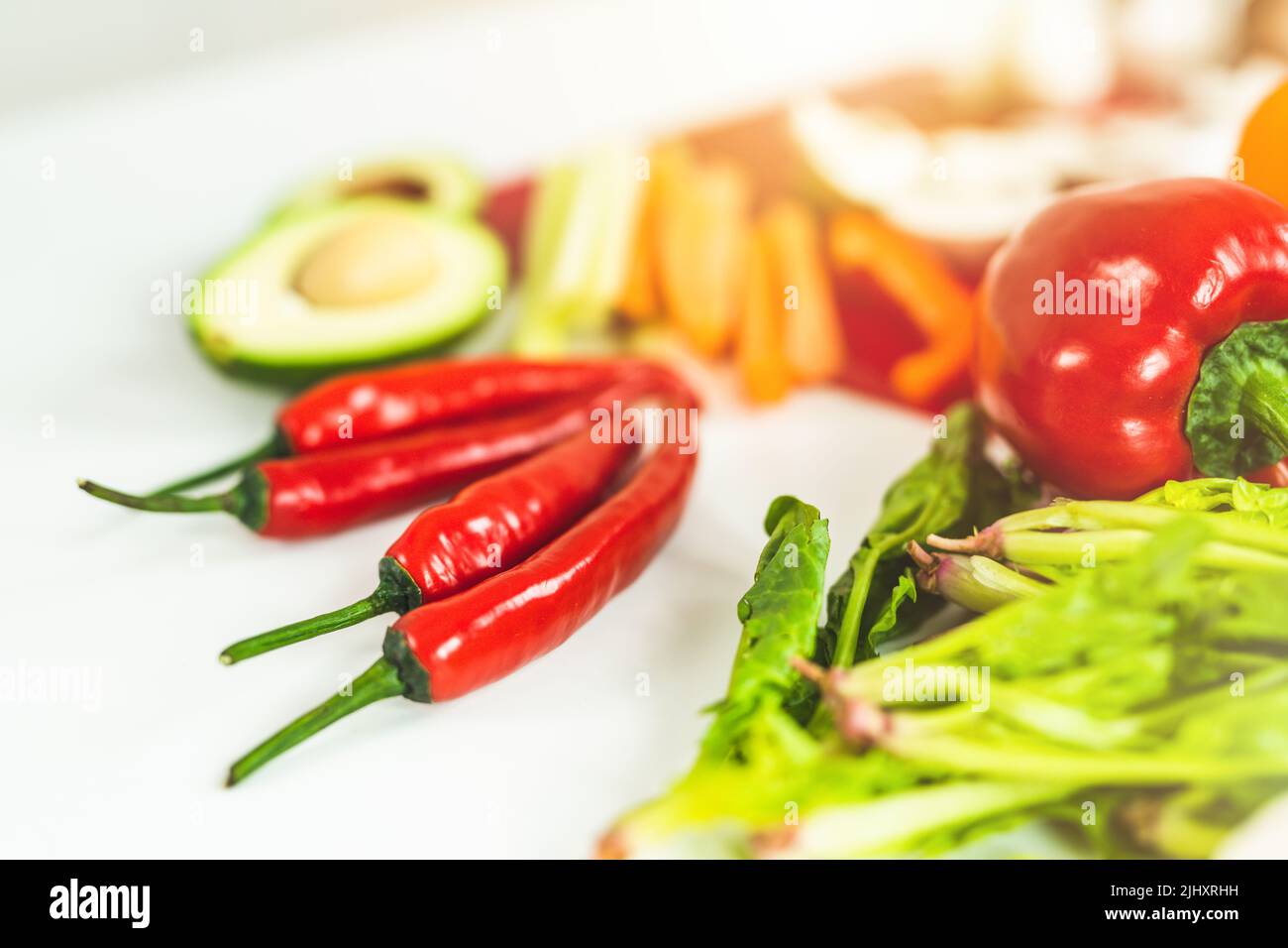 Frisches, farbenfrohes Gemüse, reich an Nährstoffen und Vitaminen, das als Zutaten für viele Rezepte verwendet werden kann Stockfoto
