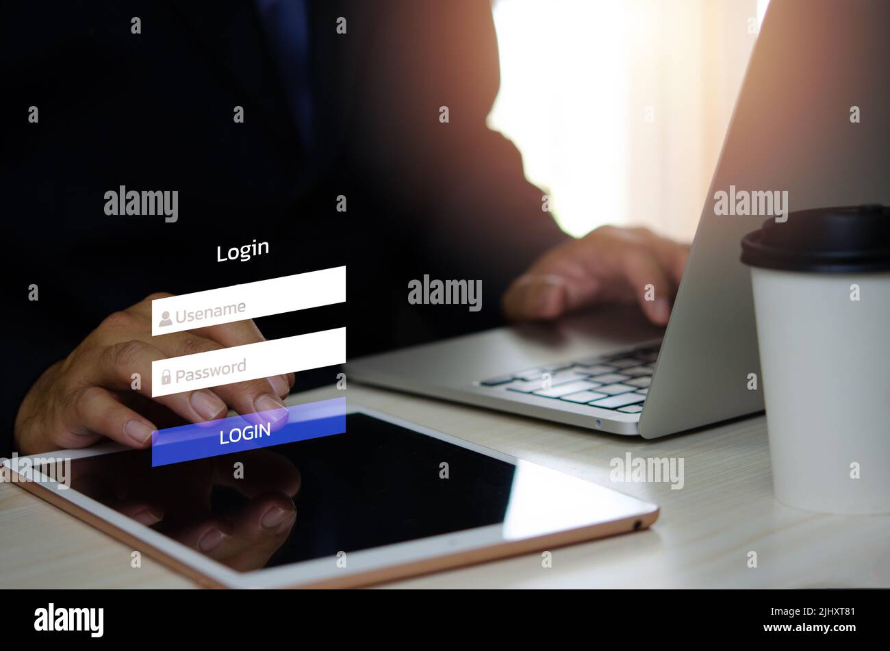 Mann mit Login-Schnittstelle auf dem Touchscreen. Benutzernamen und Passwort-Eingaben auf virtuellen digitalen Tablet-Konto online. Stockfoto