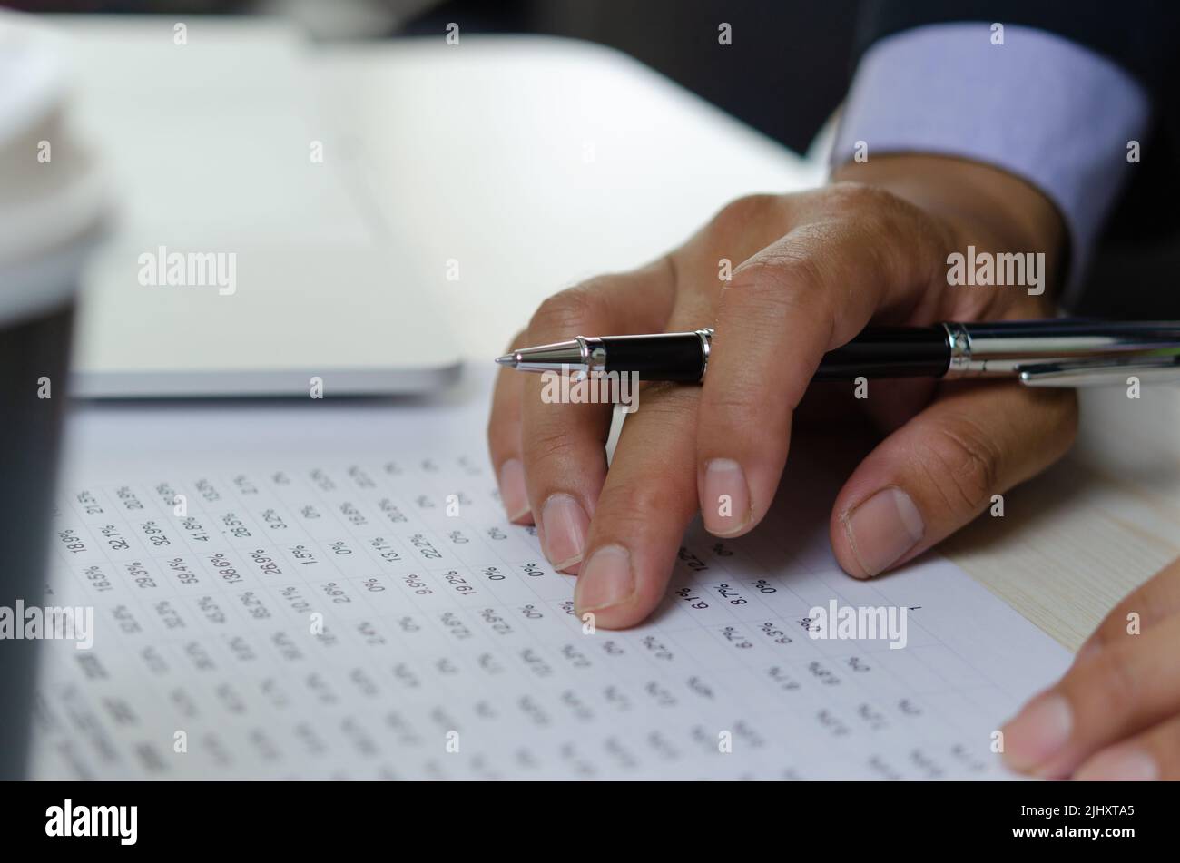 Geschäftsmänner Hände verwenden Stift, um Geschäftszahlen in Prozent zu dokumentieren. Finanz- und Rechnungslegungsanalyse des Wirtschafts- und Investitionsgeschäftskonzepts. Stockfoto