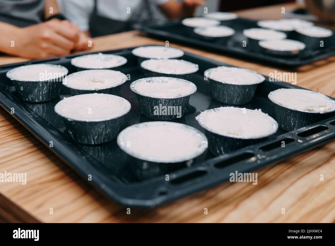 Kochen süßer Cupcakes mit kandierten Früchten auf dem kulinarischen MK. Wir kochen zu Hause. Stockfoto