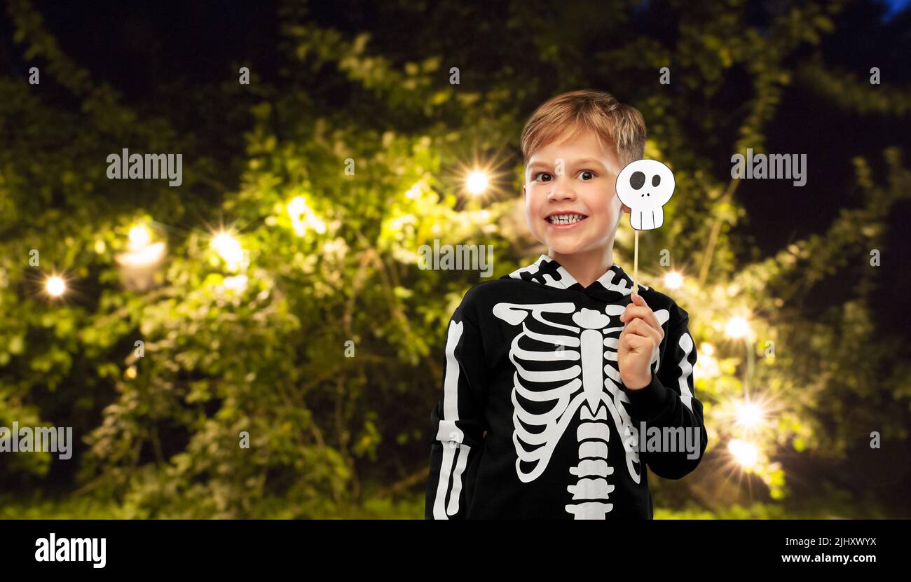 Junge im halloween Kostüm aus Skelett macht Gesichter Stockfoto
