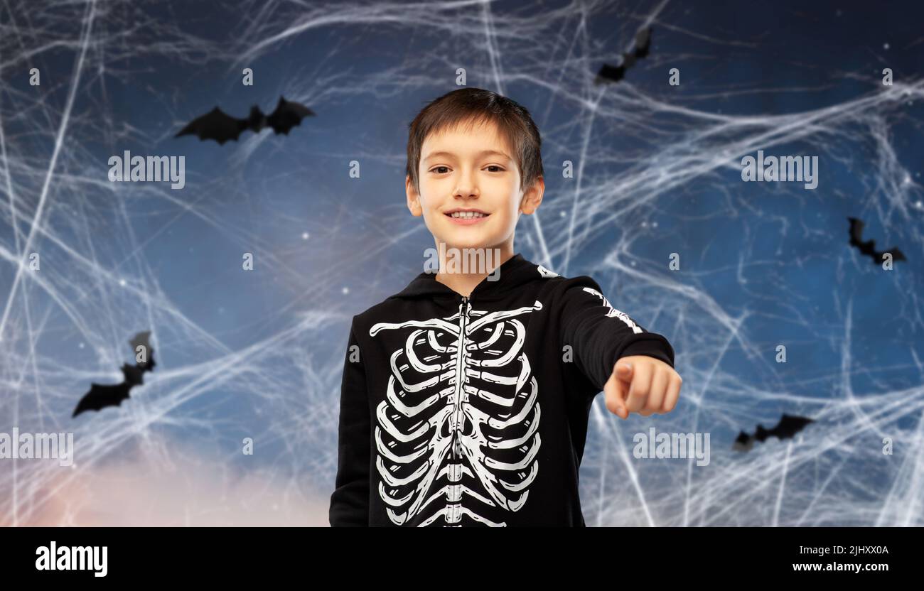 Junge im halloween Kostüm aus Skelett Stockfoto