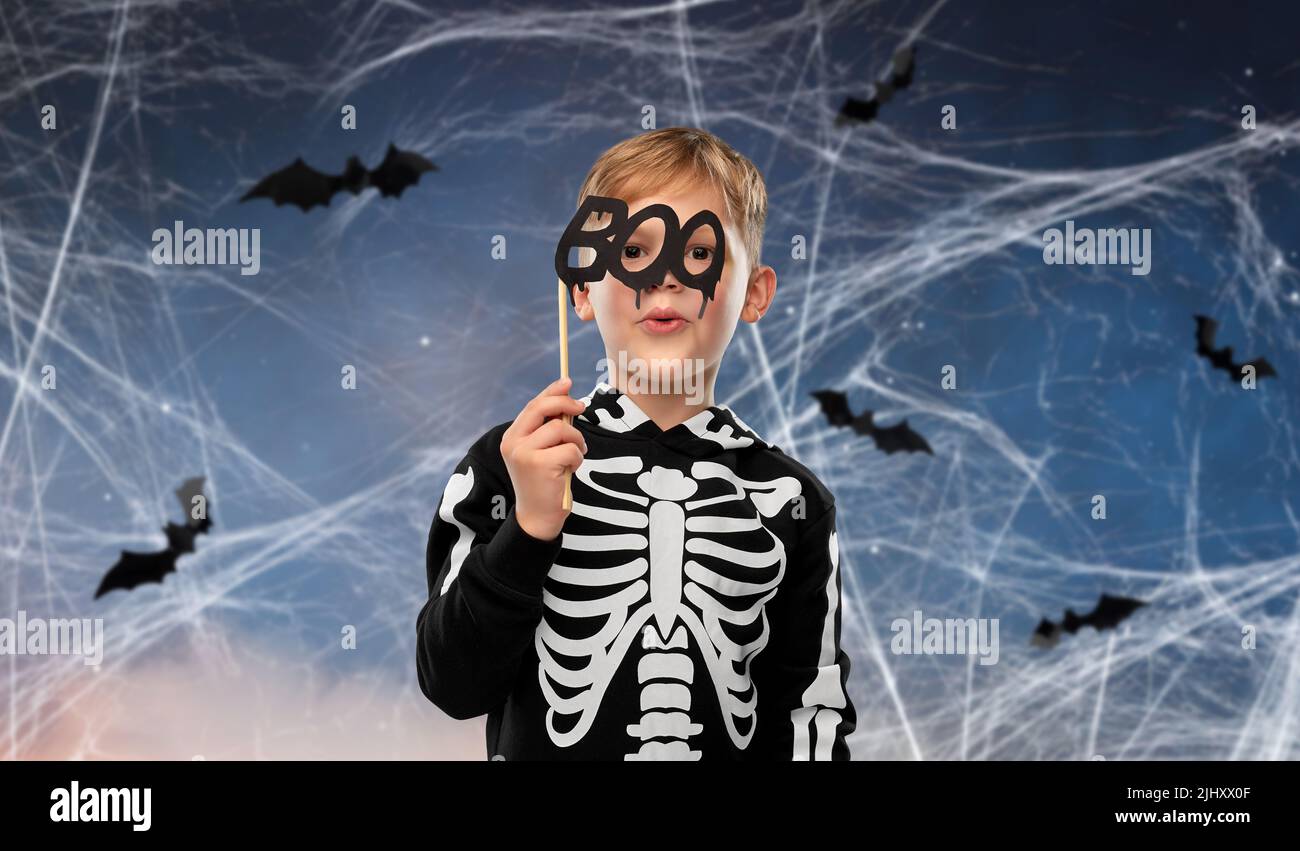 Junge im halloween Kostüm aus Skelett macht Gesichter Stockfoto