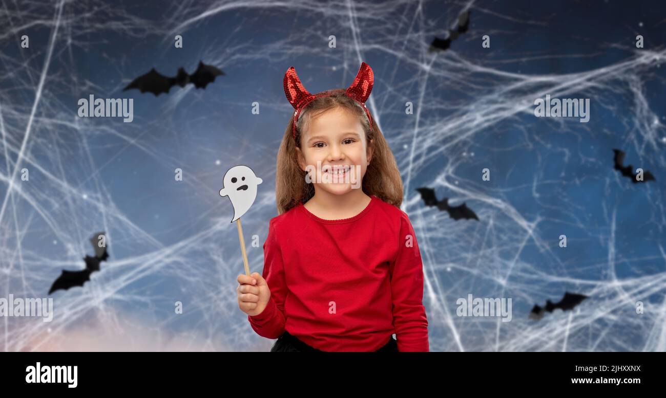 Mädchen im halloween Kostüm mit Geisterparty Requisite Stockfoto