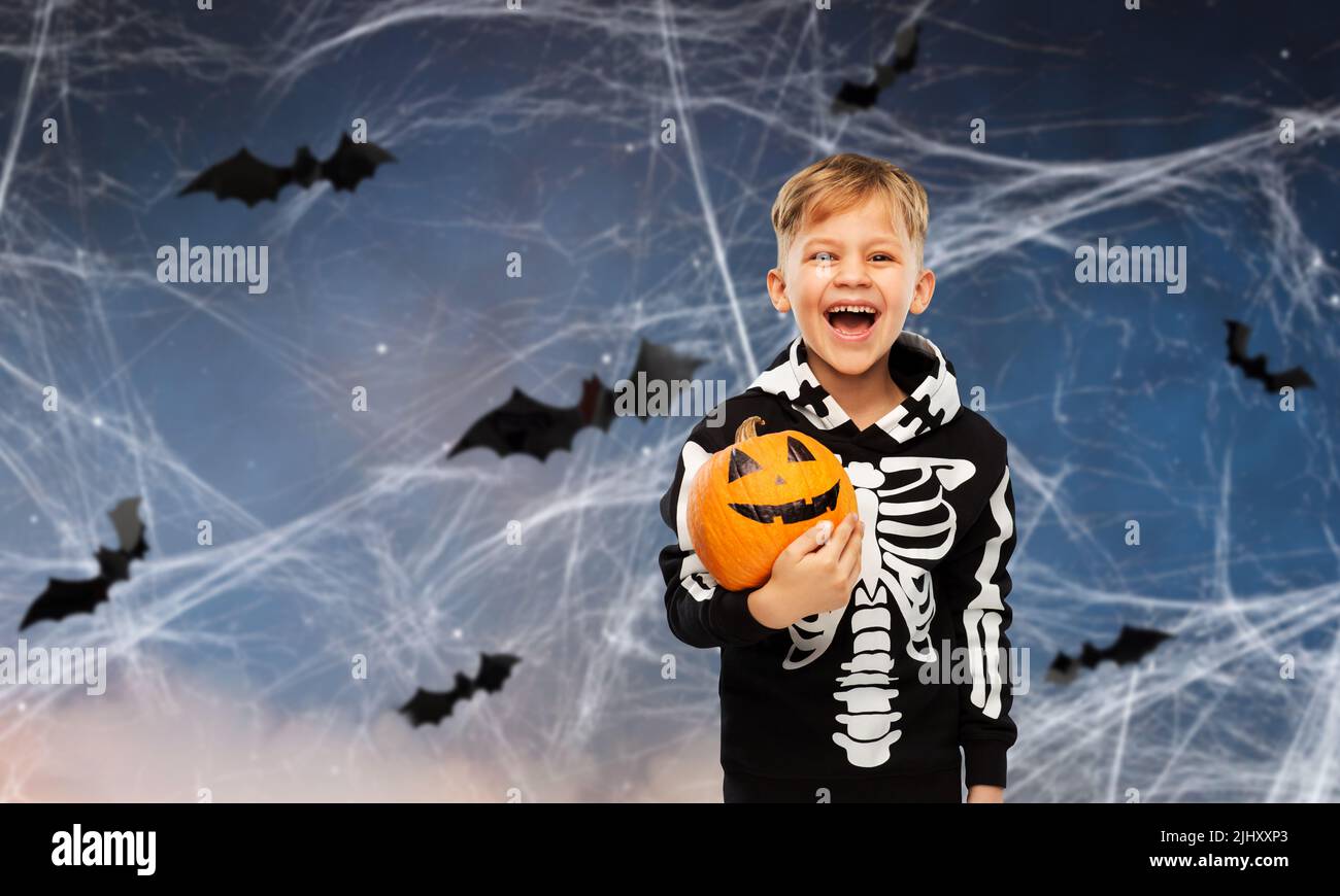 Fröhlicher Junge im halloween Kostüm mit Jack-o-Laterne Stockfoto