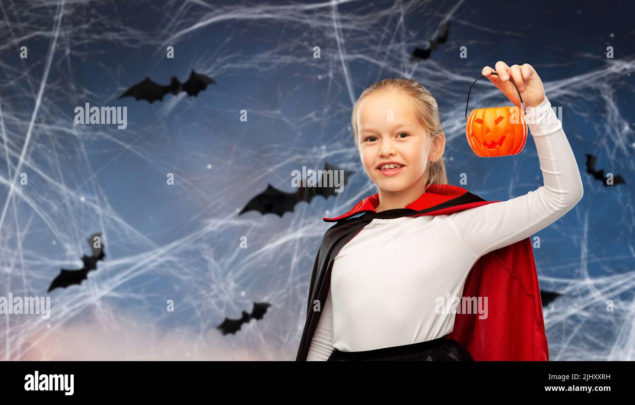Mädchen im halloween Kostüm von dracula mit Kürbis Stockfoto