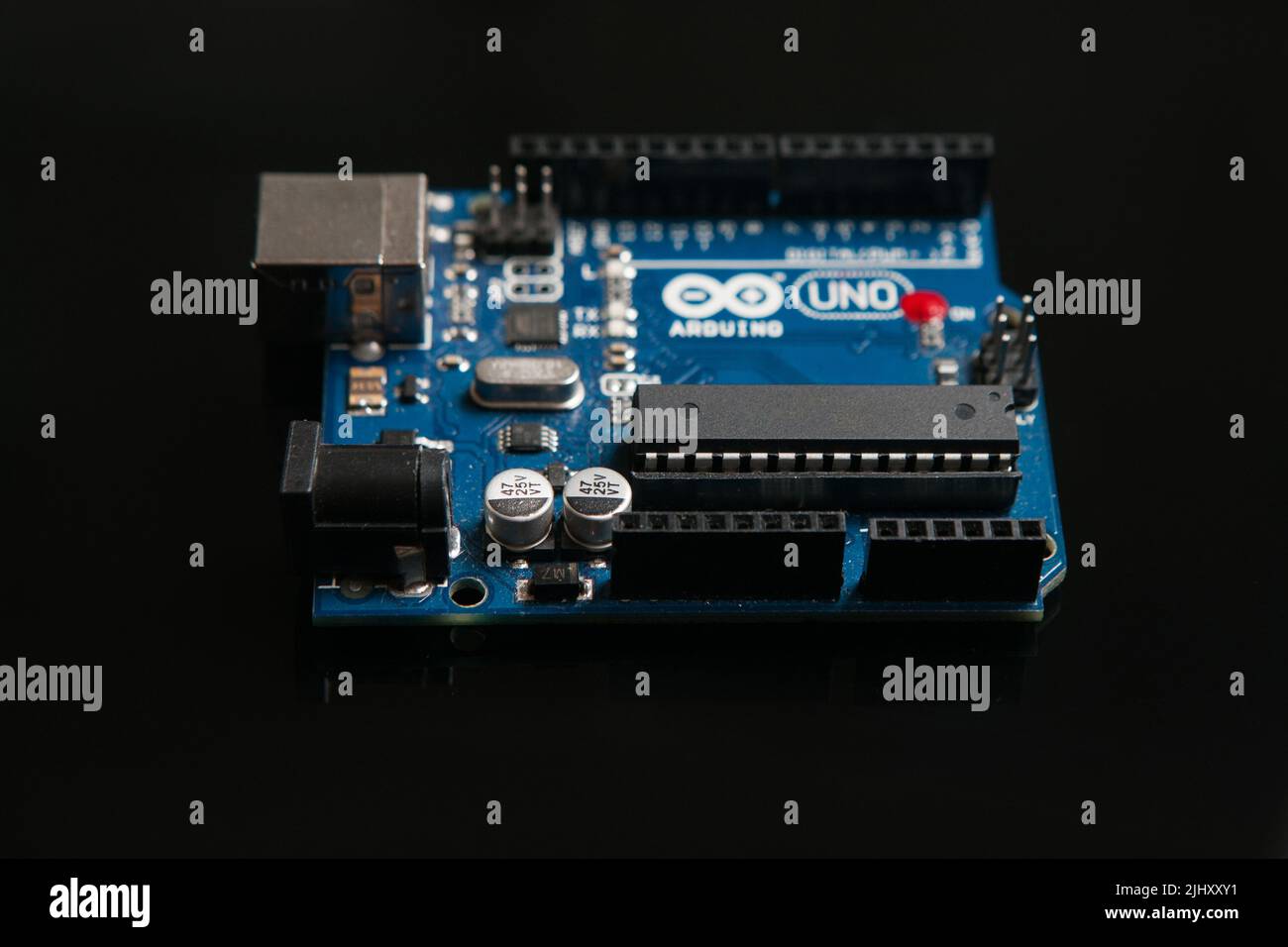 Arduino UNO-Platine auf schwarzem Hintergrund Stockfoto