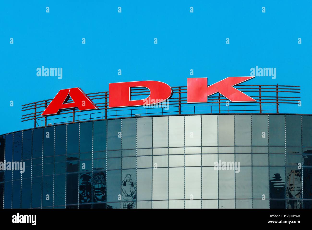 Das Logo von ADK auf dem Gebäude eines Einkaufs- und Unterhaltungszentrums in Kasachstan Stockfoto